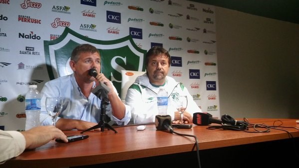 Sarmiento presentó a Ricardo Caruso Lombardi en conferencia de prensa.