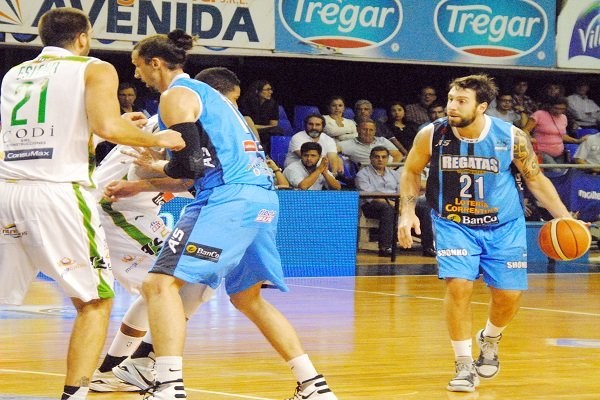 Se recuperó Regatas con un triunfo en Corrientes, con 27 puntos de Martínez.