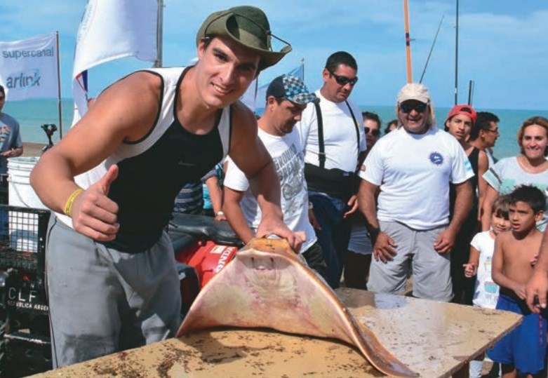 Cristian Krebs levanta el pulgar. La sonrisa es de ganador. En la otra mano sostiene el chucho de 12,300 kilos, que felizmente fue devuelto al mar.