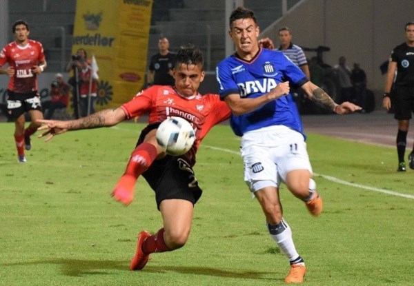 Instituto se mostró superior a Talleres, que llegó al empate con un polémico arbitraje de Ramiro López.