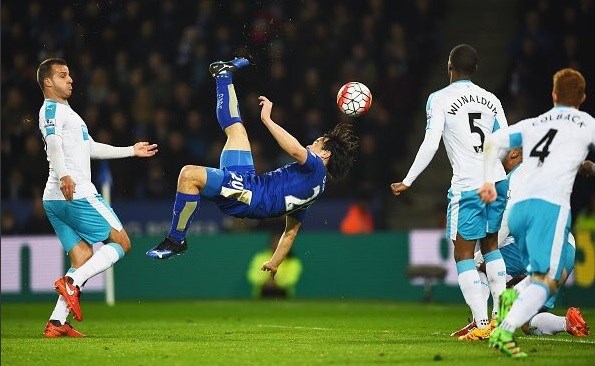 Golazo de chilena de Okazaki, Leicester está a 8 fechas de cumplir su sueño.