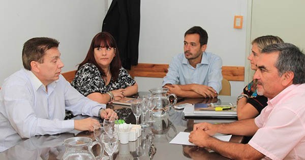 Agua y números. Sardá se encontró con los ediles de la oposición para explicar los números que vienen. 