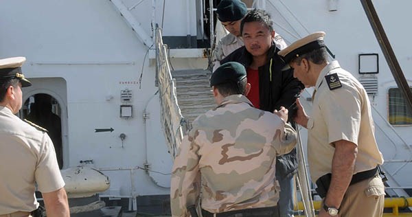 El capitán del pesquero chino ayer era llevado a declarar ante el juez Hugo Sastre tras su llegada a Madryn.