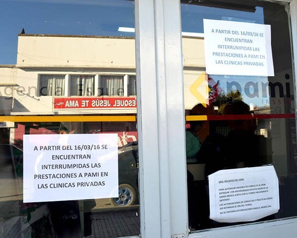Aviso. Los carteles advirtiendo sobre el corte del servicio en Esquel. 