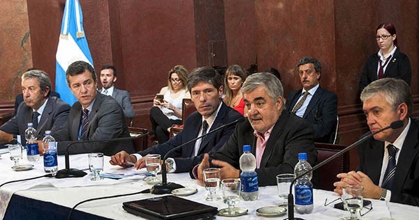 Posición. Flanqueado por la alta dirigencia política, el mandatario explicó su visión del escenario actual. 
