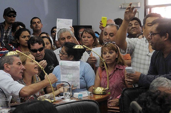 Reclamos. Cara a cara, los ediles intentaron explicarles a los vecinos por qué recibieron facturas caras.