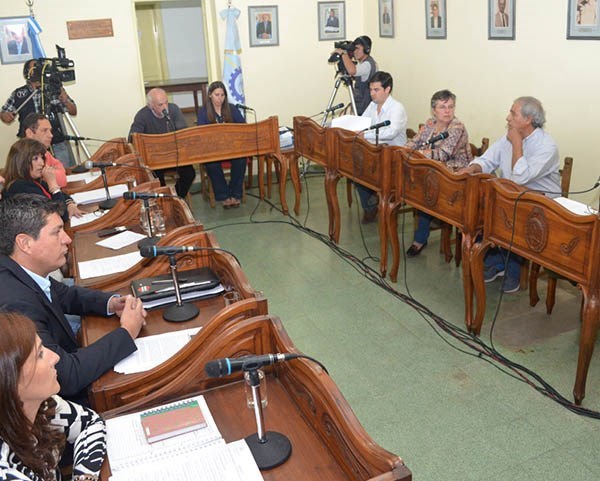 Nuevos. Una postal de la primera discusión en el parlamento de Esquel. 