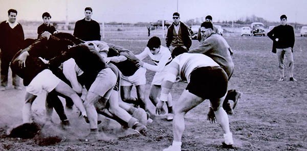 Percy Cooper, Crespo y Evaristo Rodríguez, entre otros, en el primer entrenamiento de Tehuelches RC, donde hoy está el Shopping Portal Trelew.