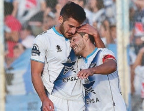 Mauro Fernández viene de anotar tres goles para Brown. Es titular.