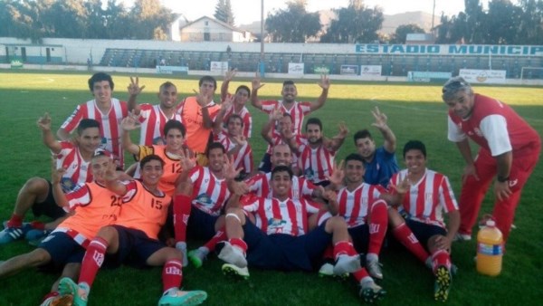 El plantel "académico" en pleno festejo en el césped barilochense por la "tricota".