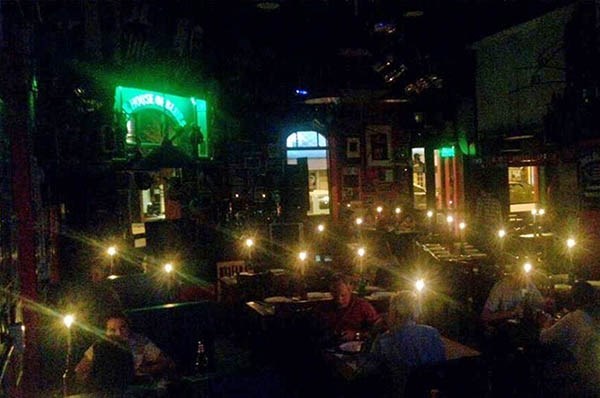 Y todo a media luz. Una postal de cómo se atendió a los clientes en el tradicional “El Bodegón”. 