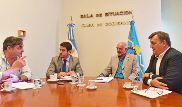 Pedro Giménez, del PACh, dialogando con Martínez Zapata, Williams y Pérez Catán.