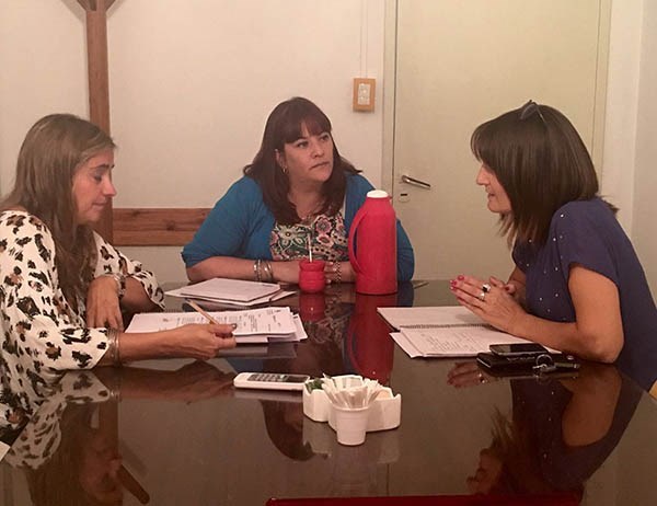 Debate. Las ediles junto con la funcionaria municipal buscando datos.
