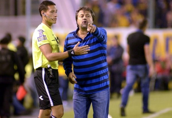 Caruso Lombardi terminó a las piñas con barras de Sarmiento.