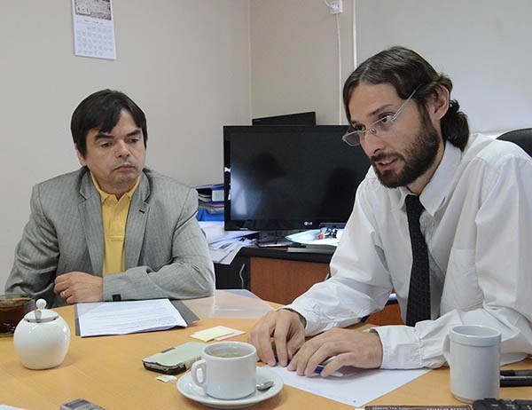 Dúo. Schulz y Aguilar en pleno análisis de la documentación disponible. 