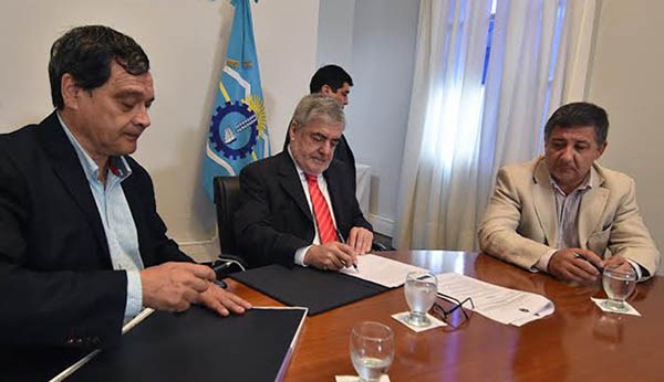 Acuerdo. Ibarra firma las obras para los vecinos de Lago Puelo.