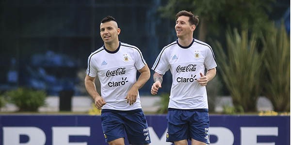 Sergio Agüero y Lionel Messi serán de la partida esta noche en la Selección, que visita a Chile en Santiago.