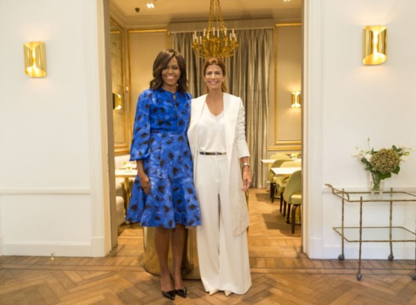 Azul y blanco. Una guiño cromático en el abrazo de las First Ladies...
