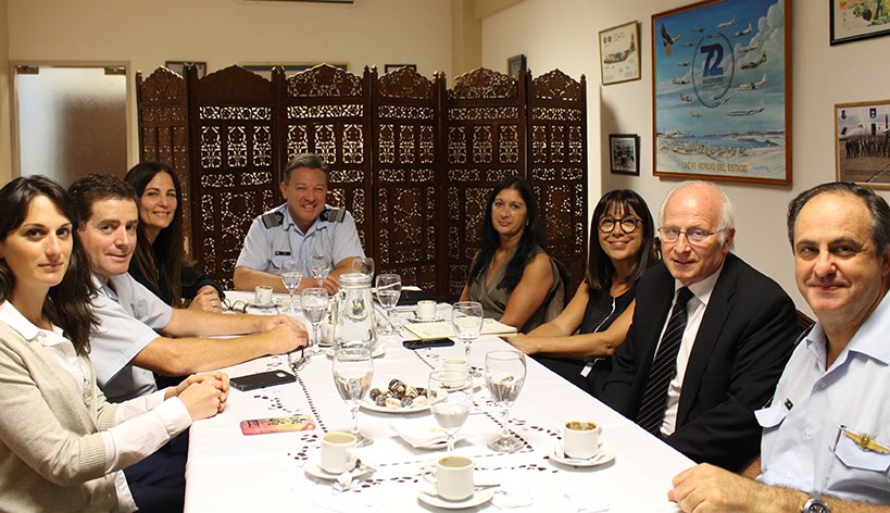 Diálogo. Postal del encuentro de funcionaros con la cúpula de LADE.