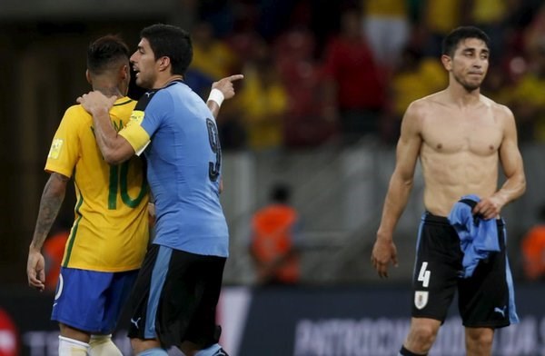 Luis Suárez separó a Neymar de los árbitros y trató de calmarlo en el final del clásico en Brasil.