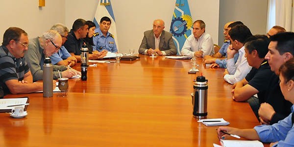 Trato hecho. Una postal del encuentro en Casa de Gobierno que permitió acordar una pauta salarial.