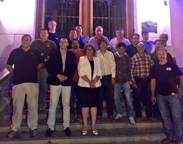 El palacio municipal luce espléndido con la iluminación especial para recordar la gesta de Malvinas.