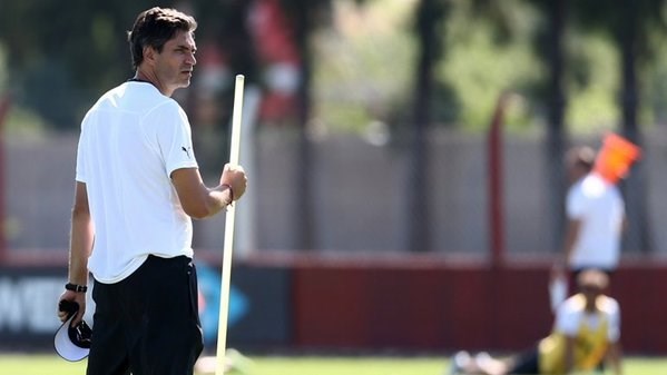 Pellegrino no confirmó hoy el equipo. Jesús Méndez podría ingresar por Jorge Ortiz.