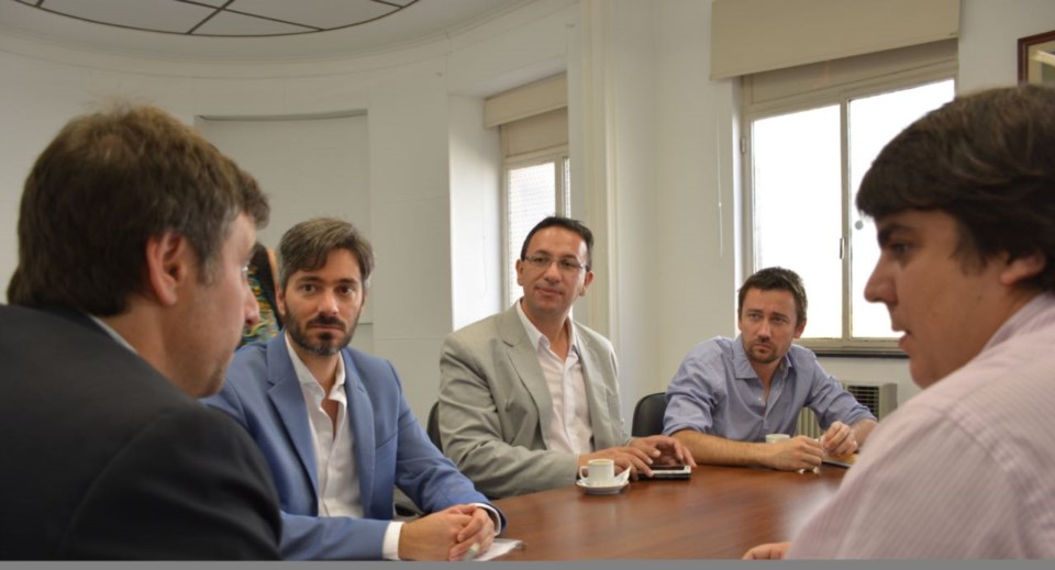 Maderna, acompañado por Cisterna, gestionando en Buenos Aires.