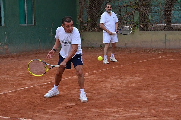 Partido de mayores modalidad dobles en una de las canchas de polvo de ladrillo del Club San Benito.