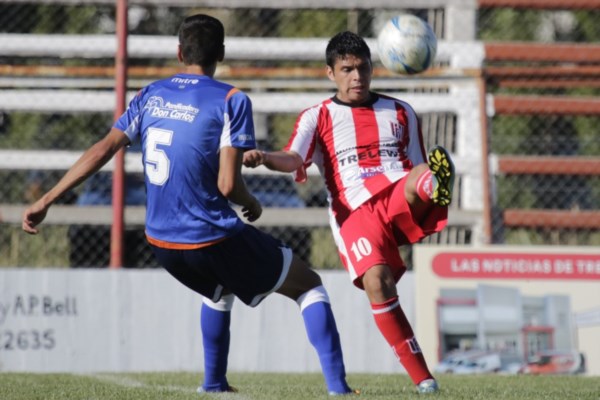 Damián París remata fuerte y alto en el triunfo de Racing ante la CAI en la primera fecha.