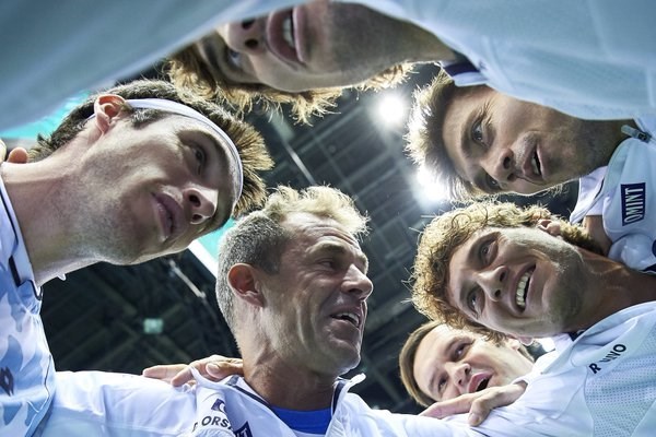 Canta y festeja el equipo argentino la victoria y el pasaje a los cuartos de final.