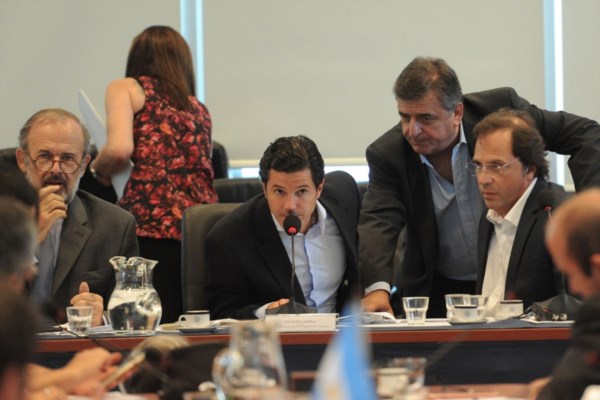 El titular de la Comisión de Presupuesto Luciano Laspina, junto a Eduardo Amadeo y Darío Giustozzi.