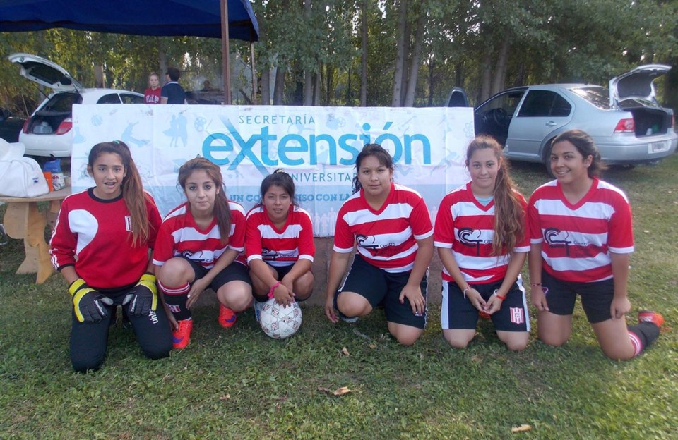 Las chicas también tienen la chance de mostrarse en el Apertura de la Liga Universitaria de fútbol de Trelew.