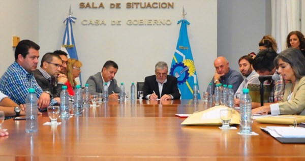 Firma. Una postal del acto en el cual Das Neves hizo varios anuncios vinculados al gas para el interior.
