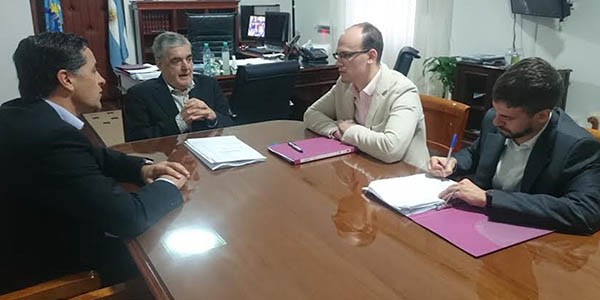 El gobernador Das Neves durante la reunión con el secretario de Integración Productiva de la Nación.