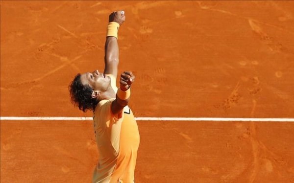 Brazos en alto y Rafa Nadal que seguramente levanta una de los títulos más deseados de los últimos meses.