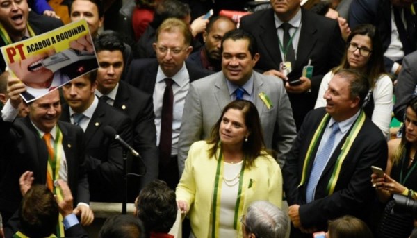Avanza votación sobre juicio político contra la presidenta Dilma.