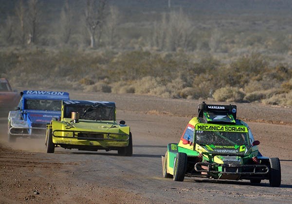 A lo campeón. Aldo Yorio arrancó la temporada 2016 de los 4 Cilindros con una victoria. Eric Ontiveros y Oscar Núñez lo escoltaron.