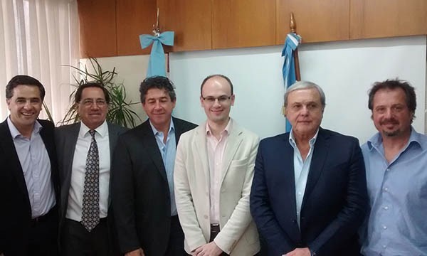 Encuentro. De saco blanco, el funcionario nacional recibió pedidos.