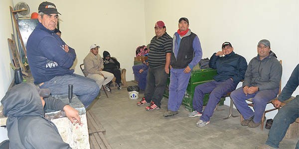 Parados. Los trabajadores del área de Espacios Verdes de Esquel continúan protestando por falta de ropa.