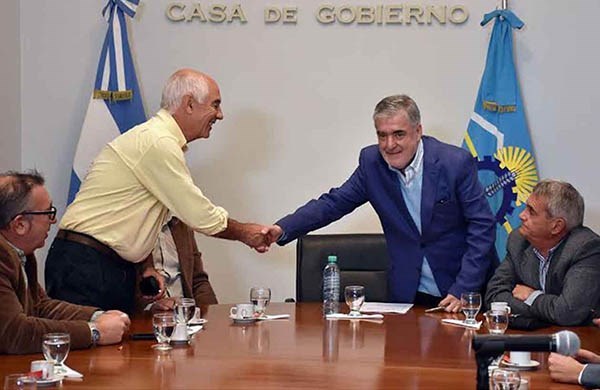 Saludo. Torrecillas y Das Neves se saludaron luego de que se conocieran las ofertas para una obra clave.