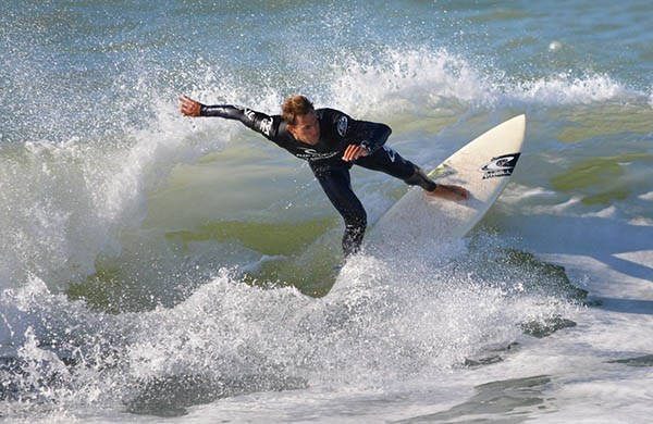 Francisco Usuna montando una ola en la costa de Playa Unión. El surfista marplatense ganó la 5ta. fecha.