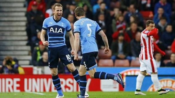Tottenham sigue en la pelea y persigue al Leicester.