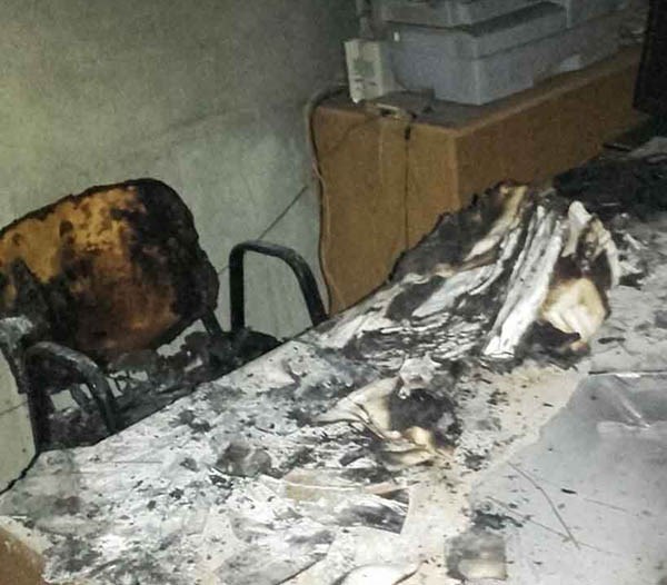 Llamas. Una postal de una de las oficinas afectada por el incendio.