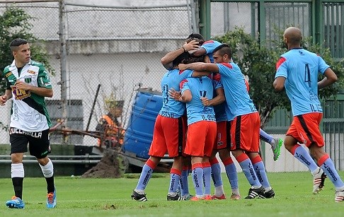 Barbosa de penal le dio el agónico triunfo al elenco de Adrogué.