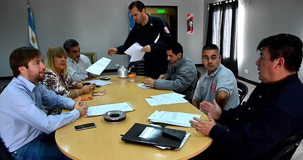 Papeles. Una postal de la cumbre entre los servidores públicos y los legisladores en Trelew. 