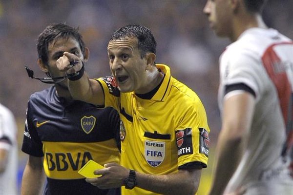 Será su tercer partido entre Boca y River. Dirigió aquel partido del gas pimienta en la Bombonera.