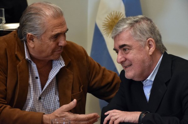 Agradecimiento. Uno de los empresarios y el gobernador dialogan tras cerrar el acuerdo de la carne. 