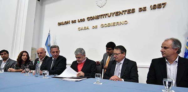 Rúbrica. Una postal del acto en el cual el mandatario definió la incorporación en toda la provincia de cámaras para atenuar la inseguridad. 