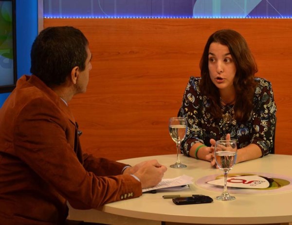 Mano a mano. Una postal de la hija del gobernador en Canal 3. 